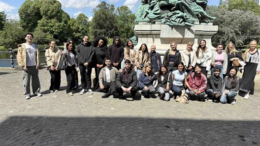 Von den Studierenden besonders wertgeschätzt wurden die interessanten Einblicke in das Erleben von KI außerhalb eines klassischen wirtschaftswissenschaftlichen Bezugs sowie die Möglichkeit, theoretische Vorlesungsinhalte mit konkreten kulturellen Erfahrungen zu verbinden.